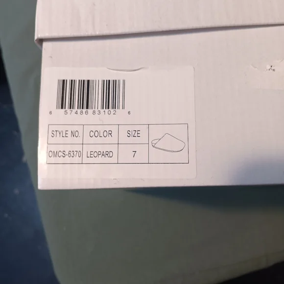 Women's Slippers - Picture 5 of 7